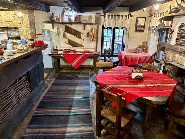 Uriger Restaurantbereich im Bansko House