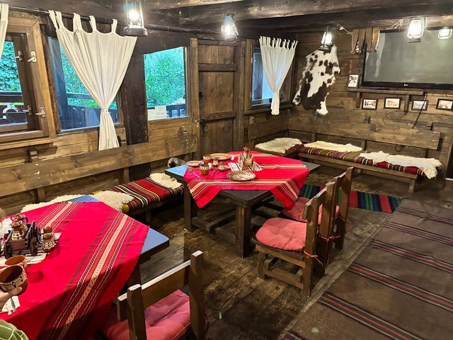Uriger Restaurantbereich im Bansko House
