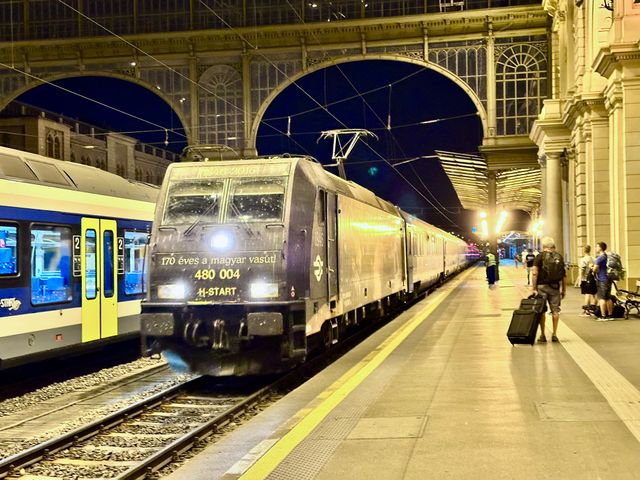 Der „Dacia“ kommt in den Bahnhof eingefahren