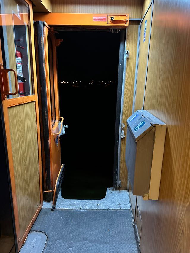 Offene Tür im Nachtzug