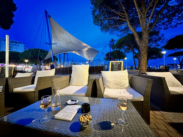 Abends gab es meistens einen Pichet Wein in einer der Bars am Hafen