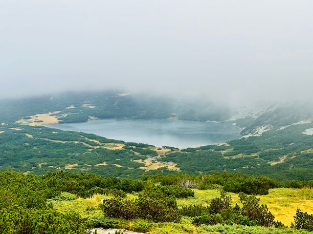Rila Seen im Nebel