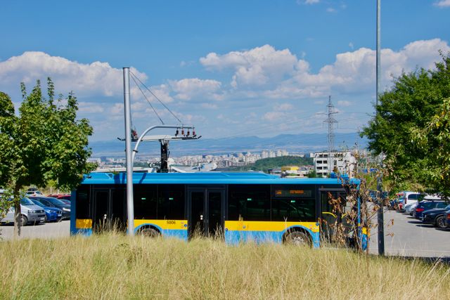 Sofia: Elektrobus lädt an der Endstation aus der Oberleitung