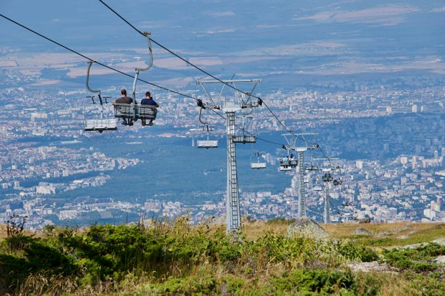 Vitosha-Gebirge: Sessellift und Sofia im Hintergrund